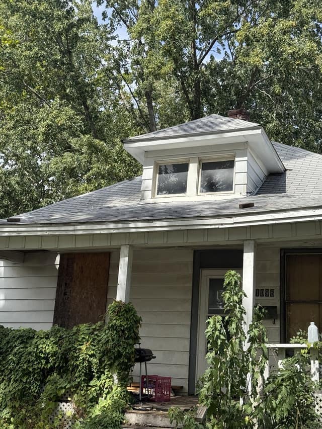 1096 W Green St photo 1