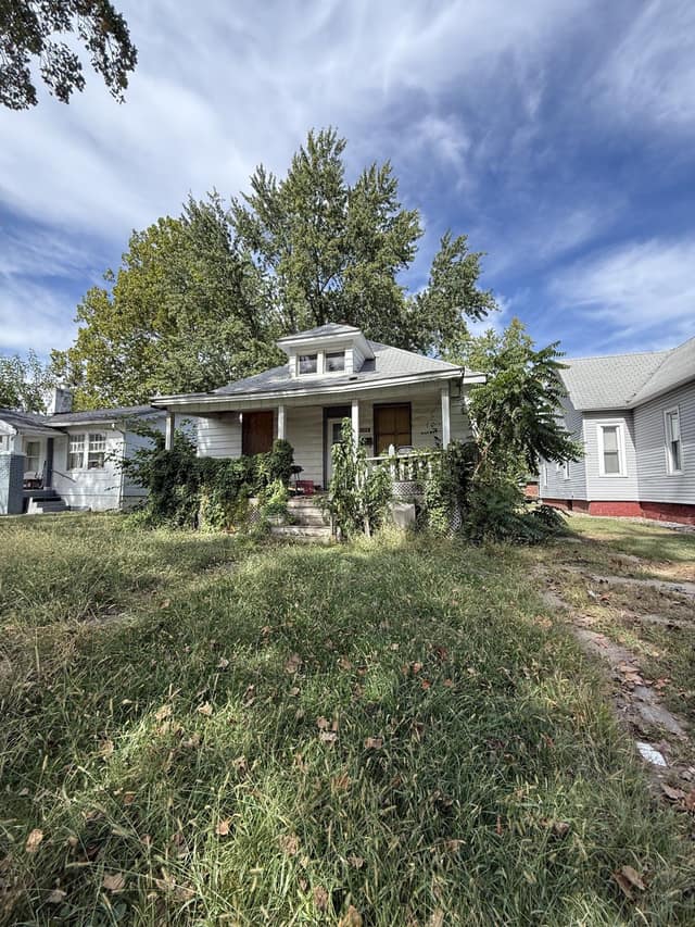 1096 W Green St photo 2