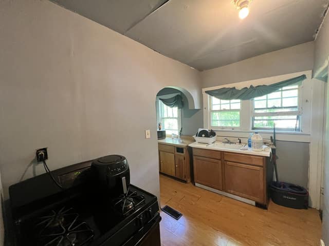 1258 E Division St photo 6