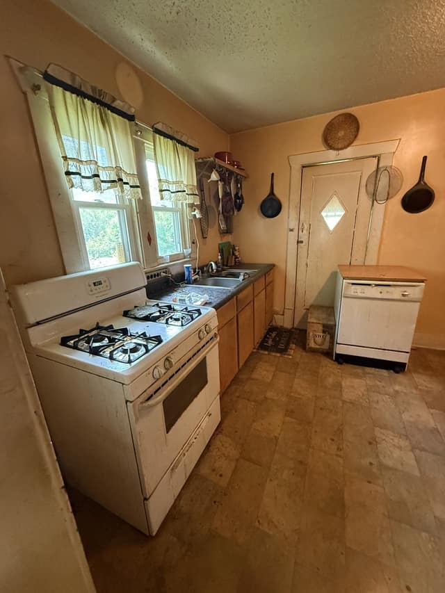 2081 N College St photo 9