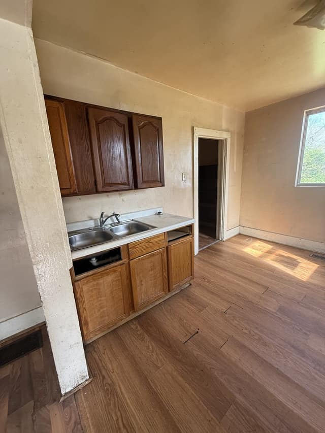 347 N Stone St photo 8