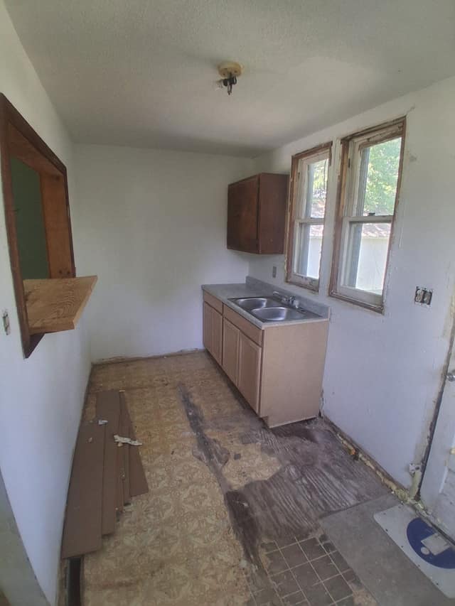 615 N Almond St photo 11