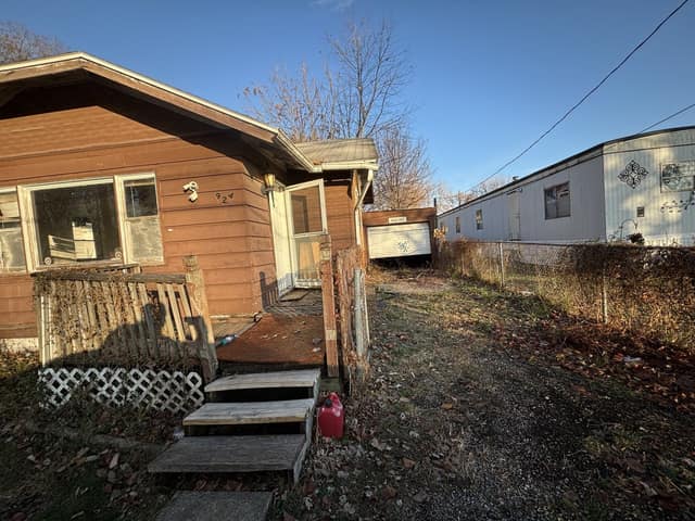 924 N Edmond St photo 15