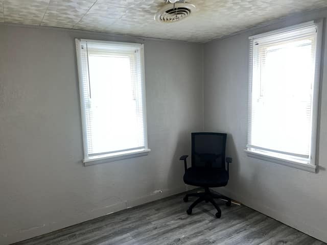 1524 N Summit Ave photo 2