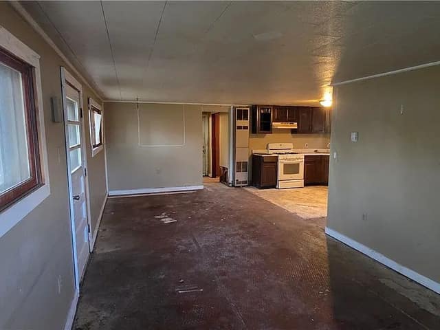 304 Gilbert St photo 5