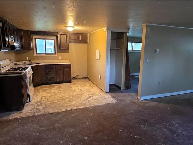 304 Gilbert St photo 8