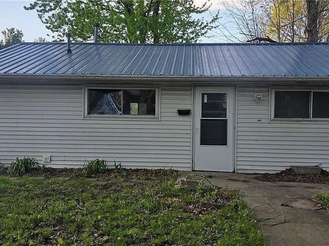 304 Gilbert St photo 9