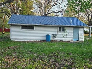 304 Gilbert St photo 11