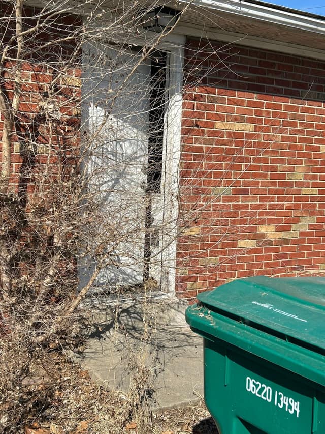 907 Frontenac St photo 12