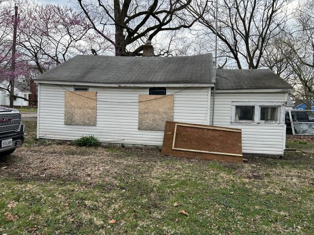 2827 E Hickory St photo 2
