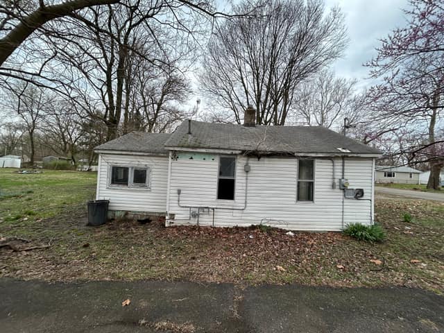 2827 E Hickory St photo 4