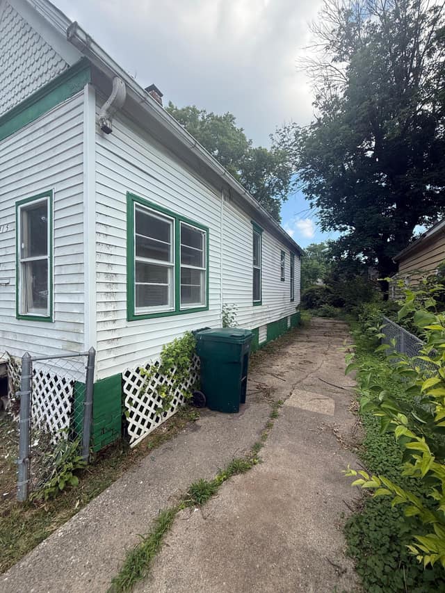 415 E Division St photo 3