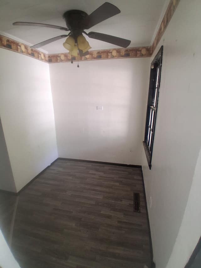 11 B Lane photo 13