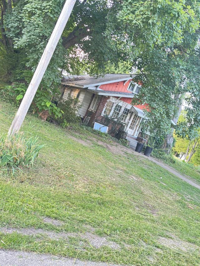 108 E Shipping St photo 1