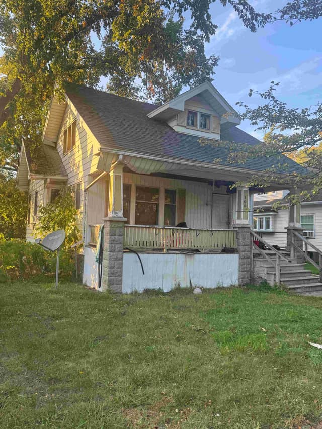 1007 N Oakley St photo 1