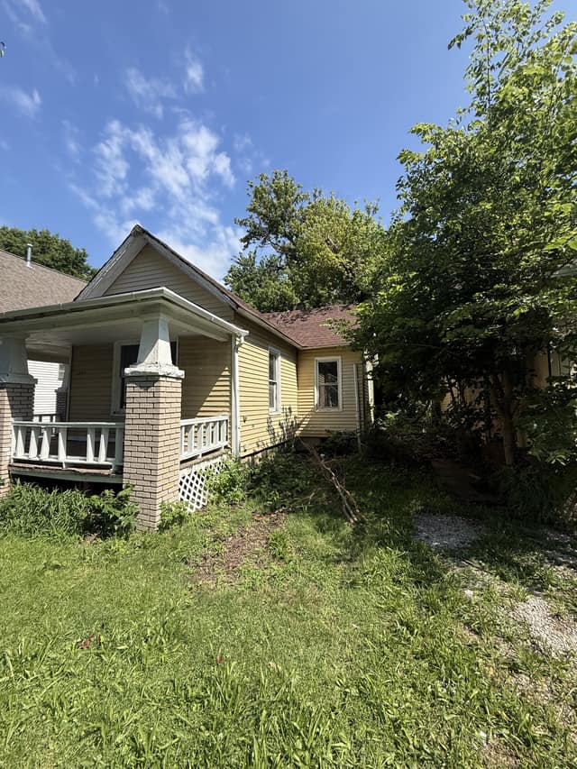 1344 E Condit St photo 2