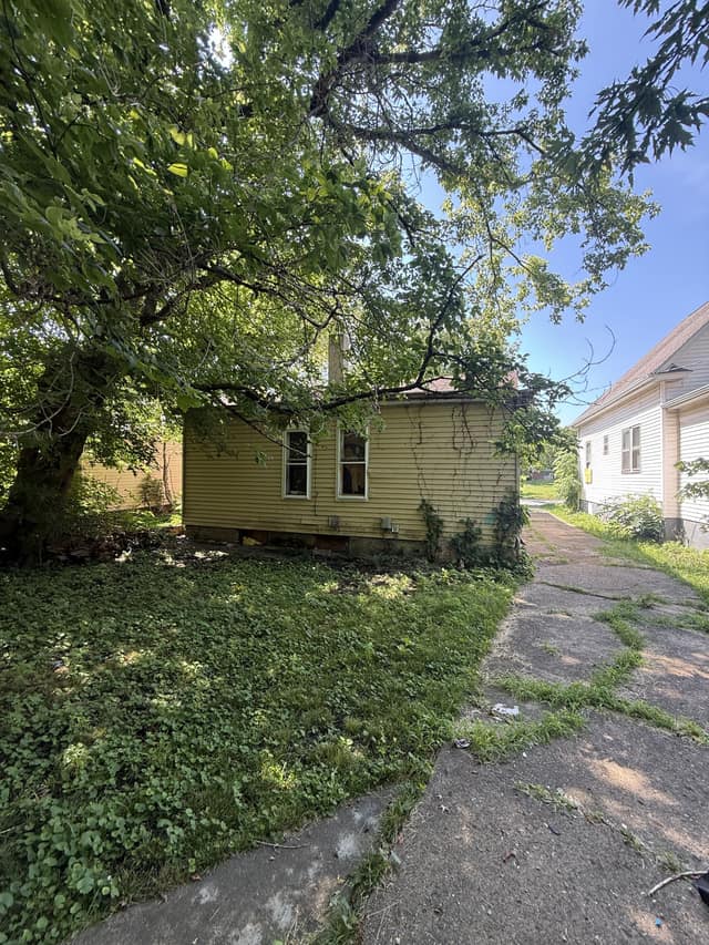 1344 E Condit St photo 3
