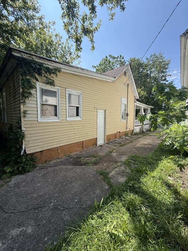 1344 E Condit St photo 4