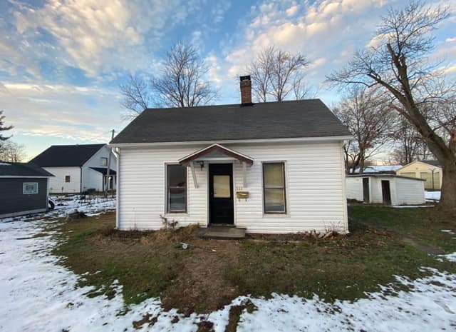 533 Higgins St Clinton IN 47842 photo 1