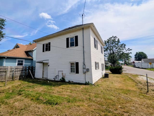 822 W Franklin St Hartford City IN 47348 photo 3