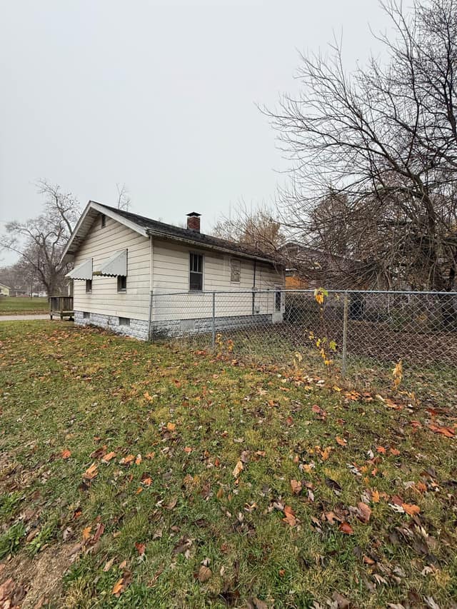 1652 E Hickory St Decatur, IL 62526 photo 2
