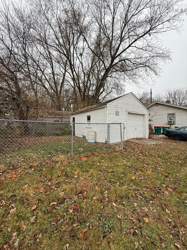 1652 E Hickory St Decatur, IL 62526 photo 3
