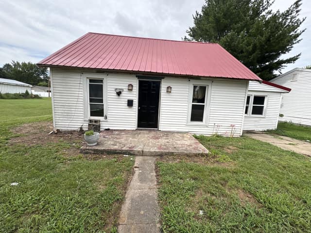 221 E Cherry St, Moweaqua, IL: owner financed home, photo 1