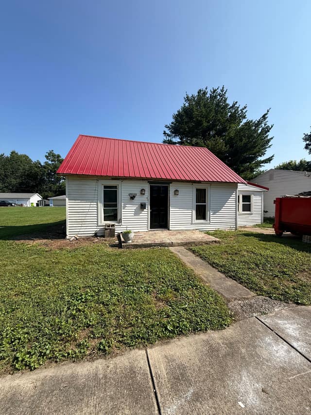 221 E Cherry St, Moweaqua, IL: owner financed home, photo 2