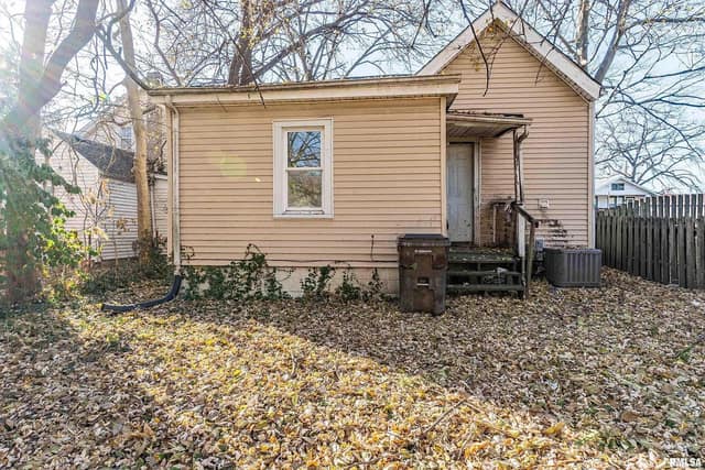 2410 N Ellis St, Peoria, IL: owner financed home, photo 2