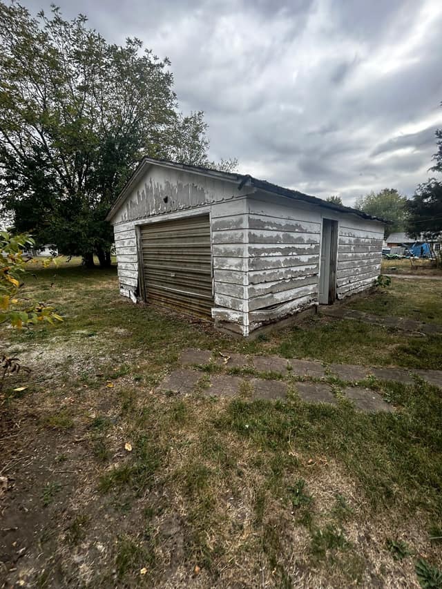 529 N 2nd Street, Witt, IL: owner financed home, photo 1