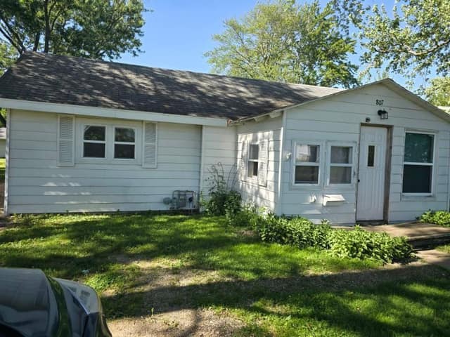 807 W Illinois St, Oblong, IL: owner financed home, photo 1