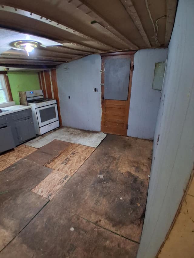 214 Pyle St, Carrier Mills, IL: owner financed home, photo 10