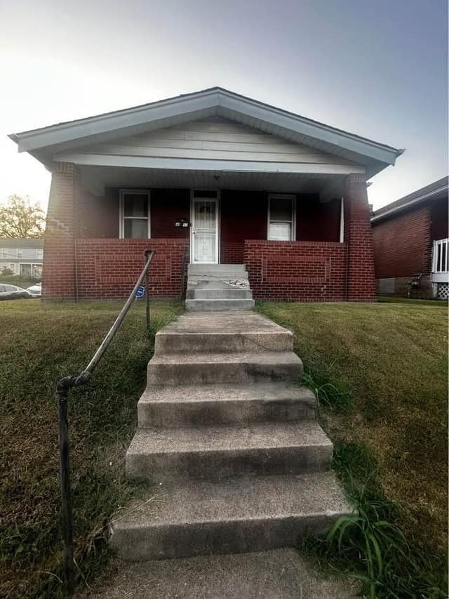 8401 N Broadway, St. Louis, MO: owner financed home, photo 1