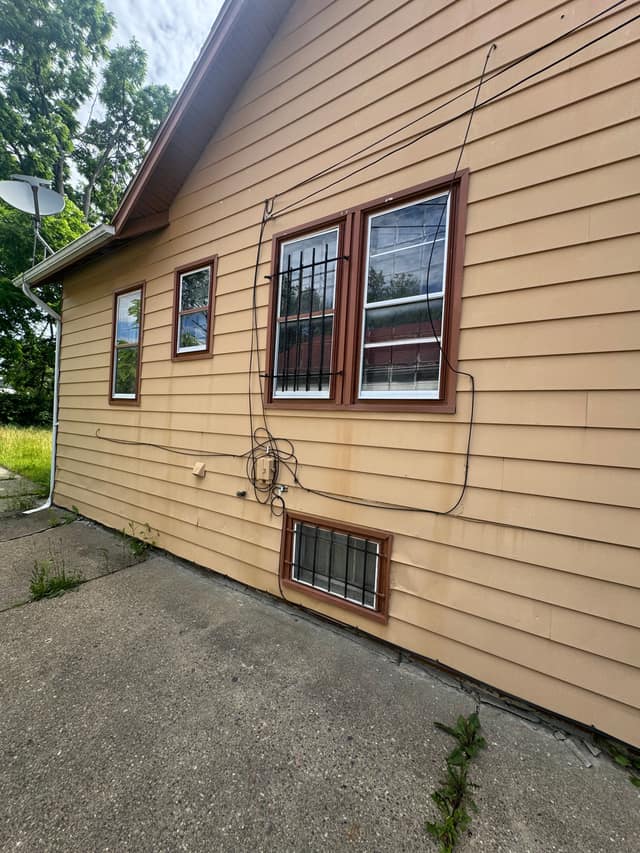 205 E Jackson Ave, Flint, MI: owner financed home, photo 1