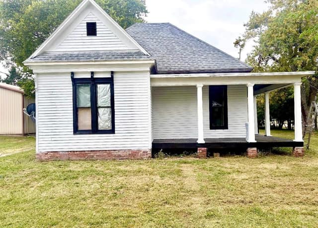 120 N Crowder St, Bethany, IL: owner financed home, photo 1