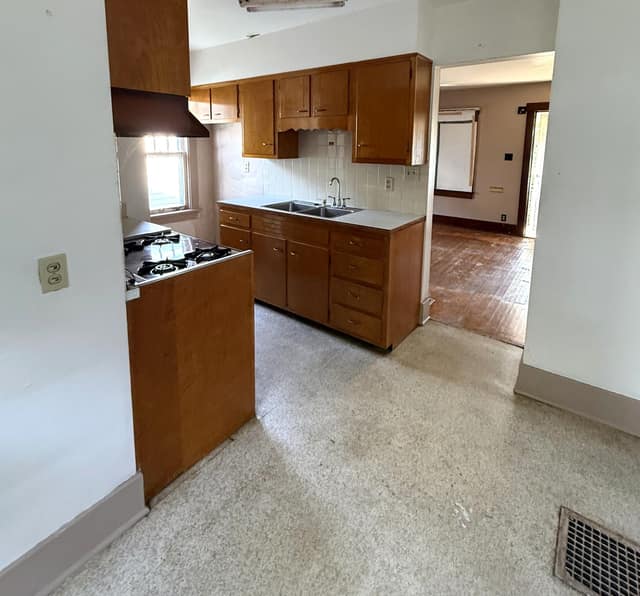 1272 W. King St., Decatur, IL: owner financed home, photo 13